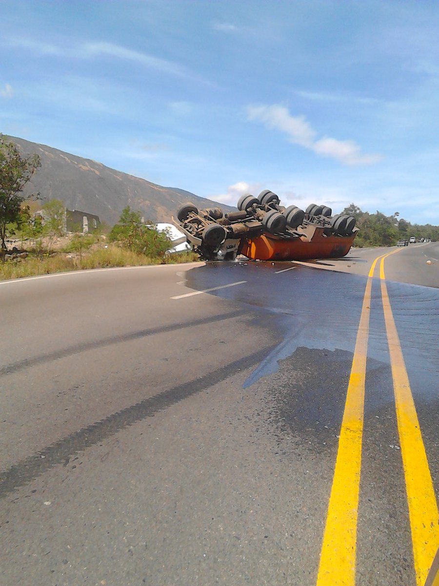 PRECAUCIÓN
Vuelco de GANDOLA con derrame de Combustible, en Las González pasando Res. Villa Libertad
Cerrado el paso