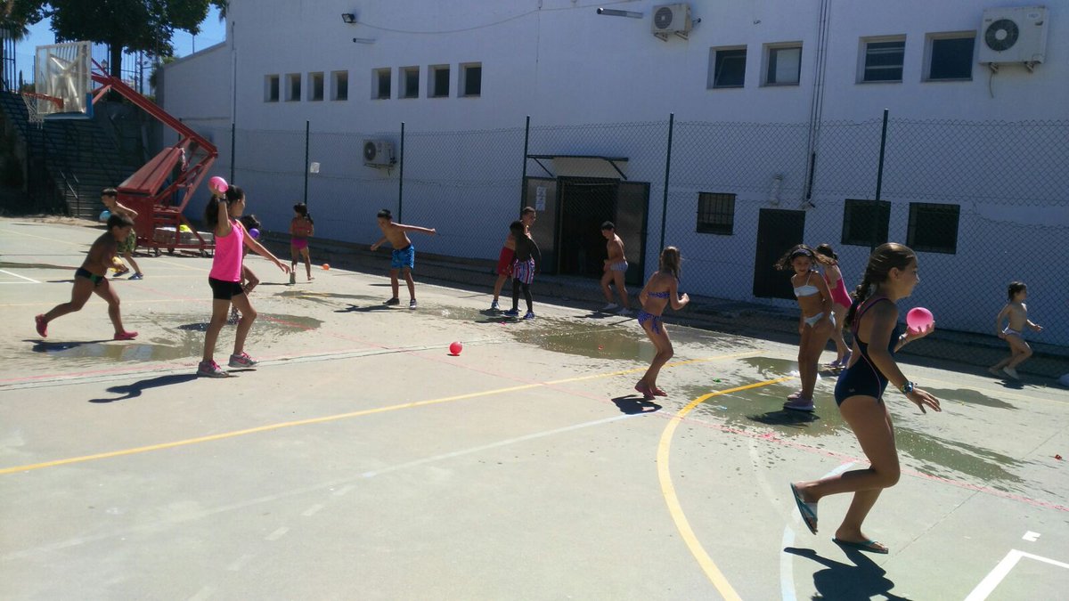 campusunset's tweet photo. Los chicos de #SunsetCampus de #SanlúcarLaMayor continúan disfrutando de actividades como el cine, piscina, fútbol.. https://t.co/CbFXXMVfM8