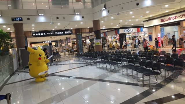 8world News 8视界新闻on Twitter 手机游戏 精灵宝可梦go 让全球玩家为之疯狂 也让外形讨喜可爱的皮卡丘 人气再次上涨 但日本 福津市的一场皮卡丘见面会却空无一人 皮卡丘和主持人只能强颜欢笑 落寞撑场 网民看了直呼好心疼 T Co Jaxrd5fuuv