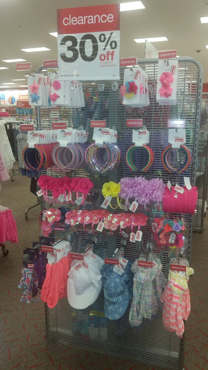 fabfrugal_12's tweet photo. Clearance accessories magic! #thisiswhatIdo #VisualDiva #merchandisingislyfe @T1824 @nwilliamsUNC https://t.co/6e9hCDyg58