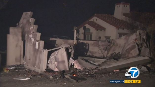 FirehouseNews's tweet photo. Video: U.S. Forest Service #firefighter loses home to #SandFire while battling #Roblar Fire https://t.co/tqyiR68IDT https://t.co/Z9S5yjnJlV