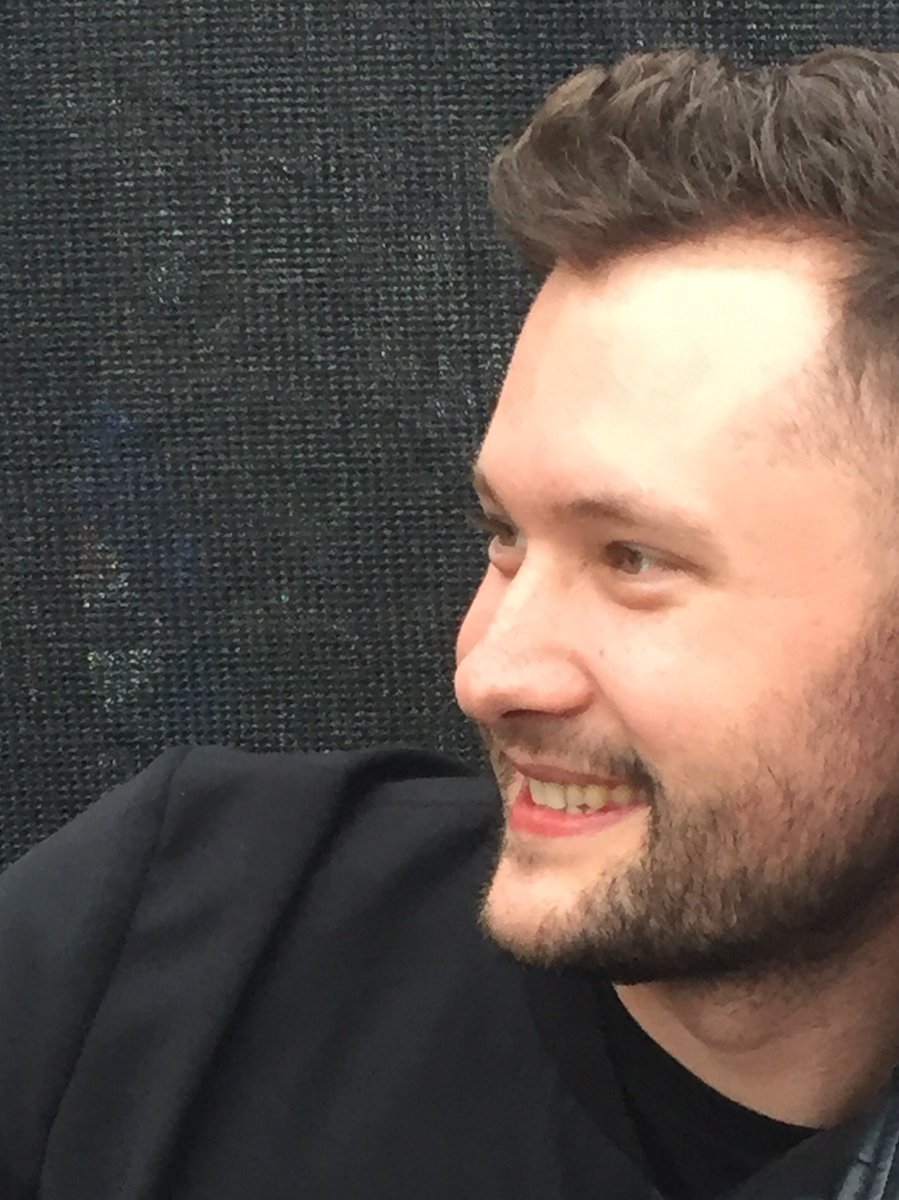 Bevvly's tweet photo. @calumscott 😍😍😍 close enough to peck 😘 https://t.co/PNm7QOAod6