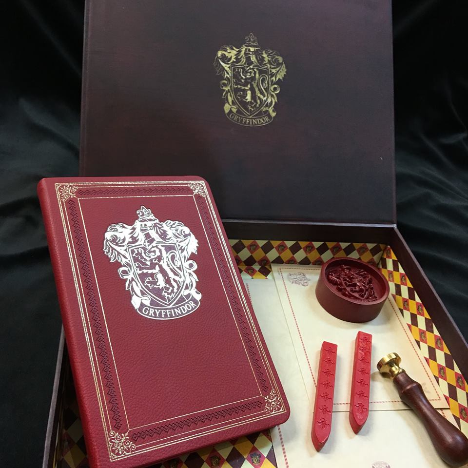 nbsalert's tweet photo. #NBSfinds HARRY POTTER: GRYFFINDOR DELUXE STATIONERY SET (INSIGHTS DELUXE STATIONERY SET). Available for P1,879. https://t.co/LMR5Yuf0HE