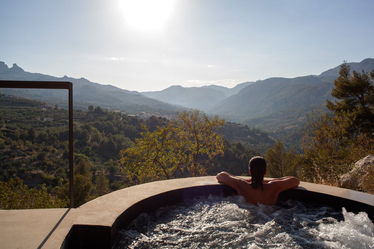 AD_Spain's tweet photo. Buen diseño, no invasivo y vistas de ensueño. El hotel #VIVOOD, en el valle de #Guadalest: https://t.co/s699CwrHE1 https://t.co/dZFiDkWjlj