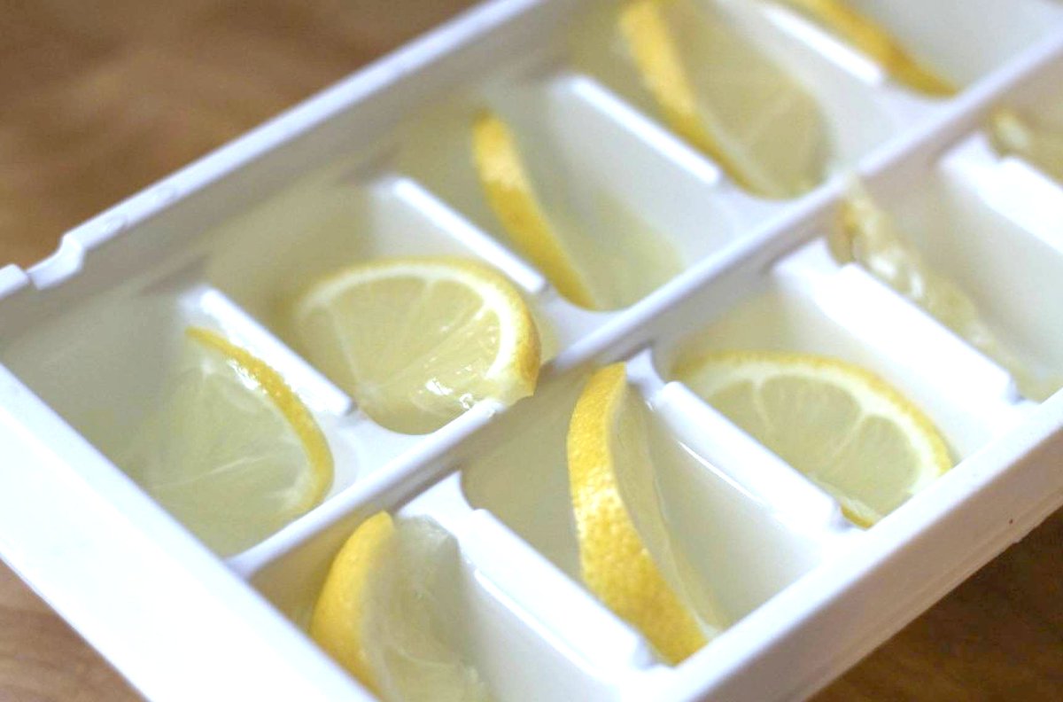 Olio_ex's tweet image. Have leftover lemons? Instead of wasting them, make lemon ice cubes to keep any drink cold fresh!  #zerowaste