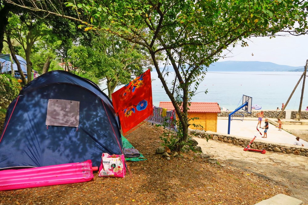 Avtokampi's tweet photo. Pogled na kamp Zdovice #Valun #Cres.Parcele v terasah le za šotore, lepa plaža -www.avtokampi.si/kamp/1/181/Zdovice/ https://t.co/H0AcoAkLo6