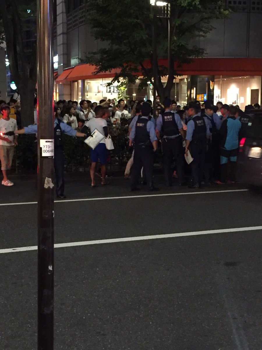 Shoteri A Twitter 錦糸町で警察がポケモン捕まえてる