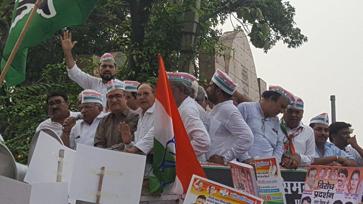 RahulSharmaINC's tweet photo. दिल्ली नगर निगम परिसीमन में कमियों एवं mcd चुनाव टालने की साजिश के विरोध में @ajaymaken जी की नेतृत्व में प्रदर्शन https://t.co/uhEySP2ges