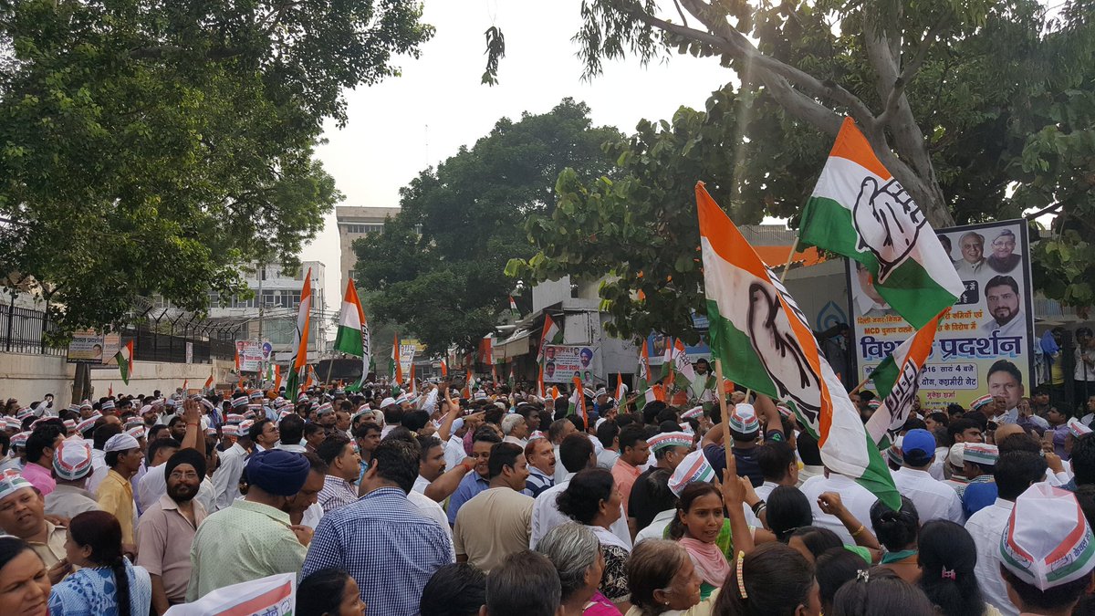 RahulSharmaINC's tweet photo. दिल्ली नगर निगम परिसीमन में कमियों एवं mcd चुनाव टालने की साजिश के विरोध में @ajaymaken जी की नेतृत्व में प्रदर्शन https://t.co/uhEySP2ges