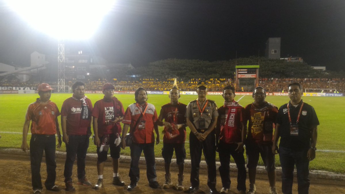 themaczmancom's tweet photo. Bapak Kapolrestabes mengapresiasi para pemain ke 12 PSM dan Beliau diangkat menjadi Pembina @100tahunPSM #EwakoPSM https://t.co/Jm5mBAH0JB