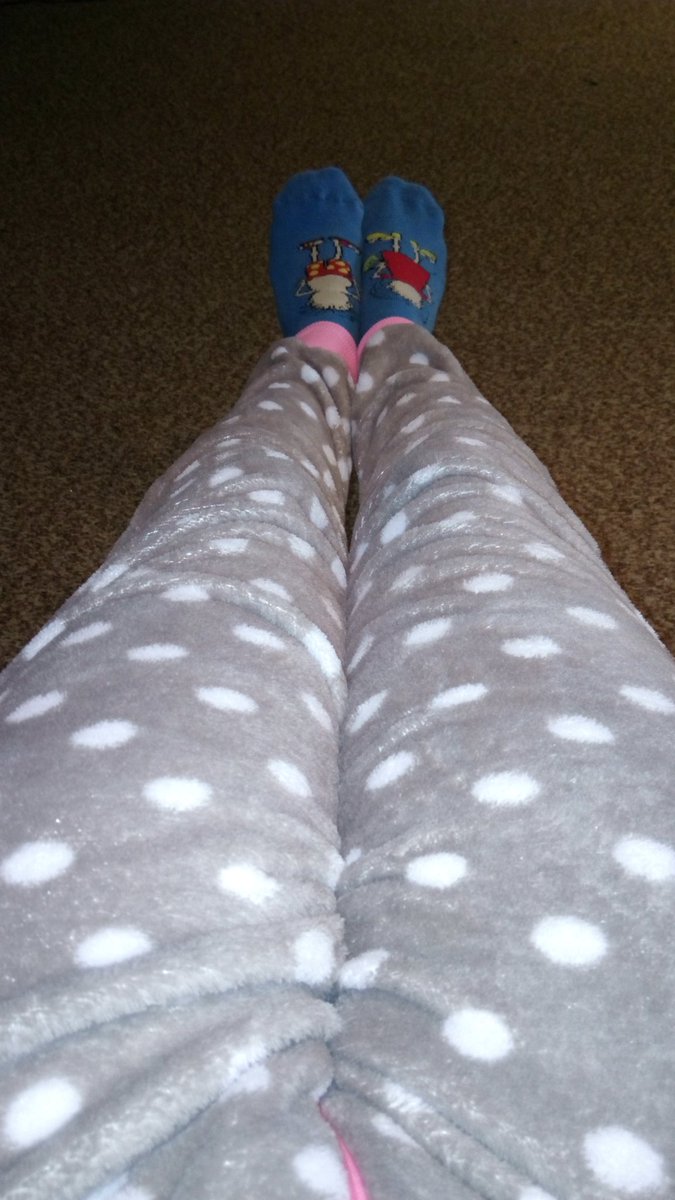 IsntSheCoverly's tweet photo. Chilling in my first ever #Onesie! #ThoseWinterDays 😎🐰❄ https://t.co/8q5f92sl52