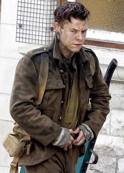 the1Dscene's tweet photo. #NEW | Harry on set of Dunkirk today - July 25th, 2016 | via harrystylesdaily https://t.co/5Z1FLlNDsd