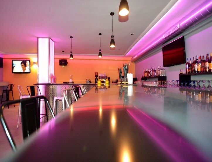 ar_solidsurface's tweet photo. Barra realizada en #himacs color Black S22, sin uniones visibles.
 #himacs #diseño #interiorismo #arquitectura #pub https://t.co/61OdwHWkqc