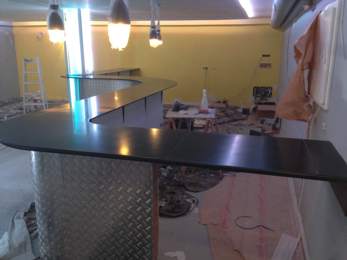ar_solidsurface's tweet photo. Barra realizada en #himacs color Black S22, sin uniones visibles.
 #himacs #diseño #interiorismo #arquitectura #pub https://t.co/61OdwHWkqc