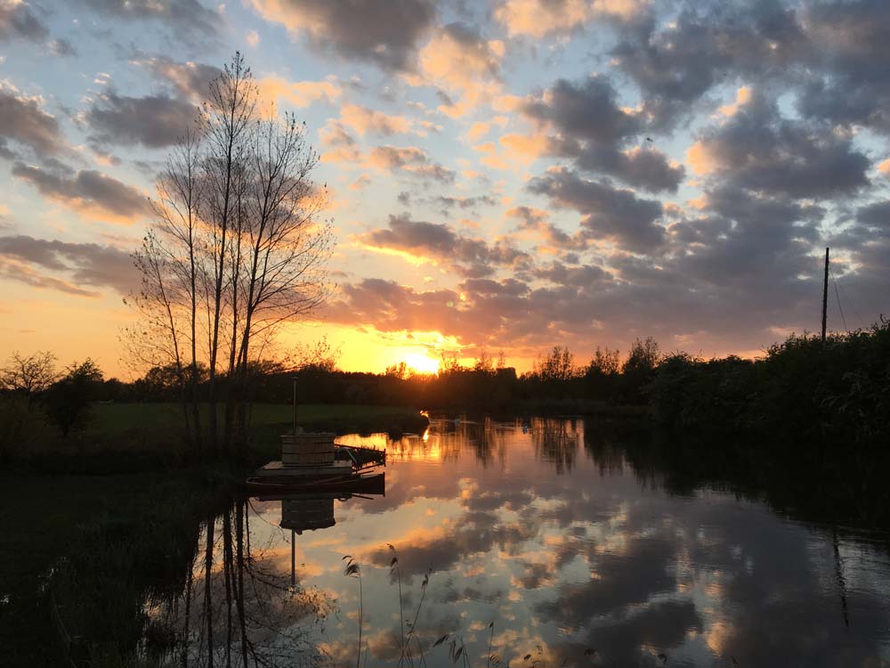 CotswoldsInfo's tweet photo. These beautiful #Cotswoldsummer sunrises and sunsets are giving us some real #MondayMotivation https://t.co/Zy3knbiswi
