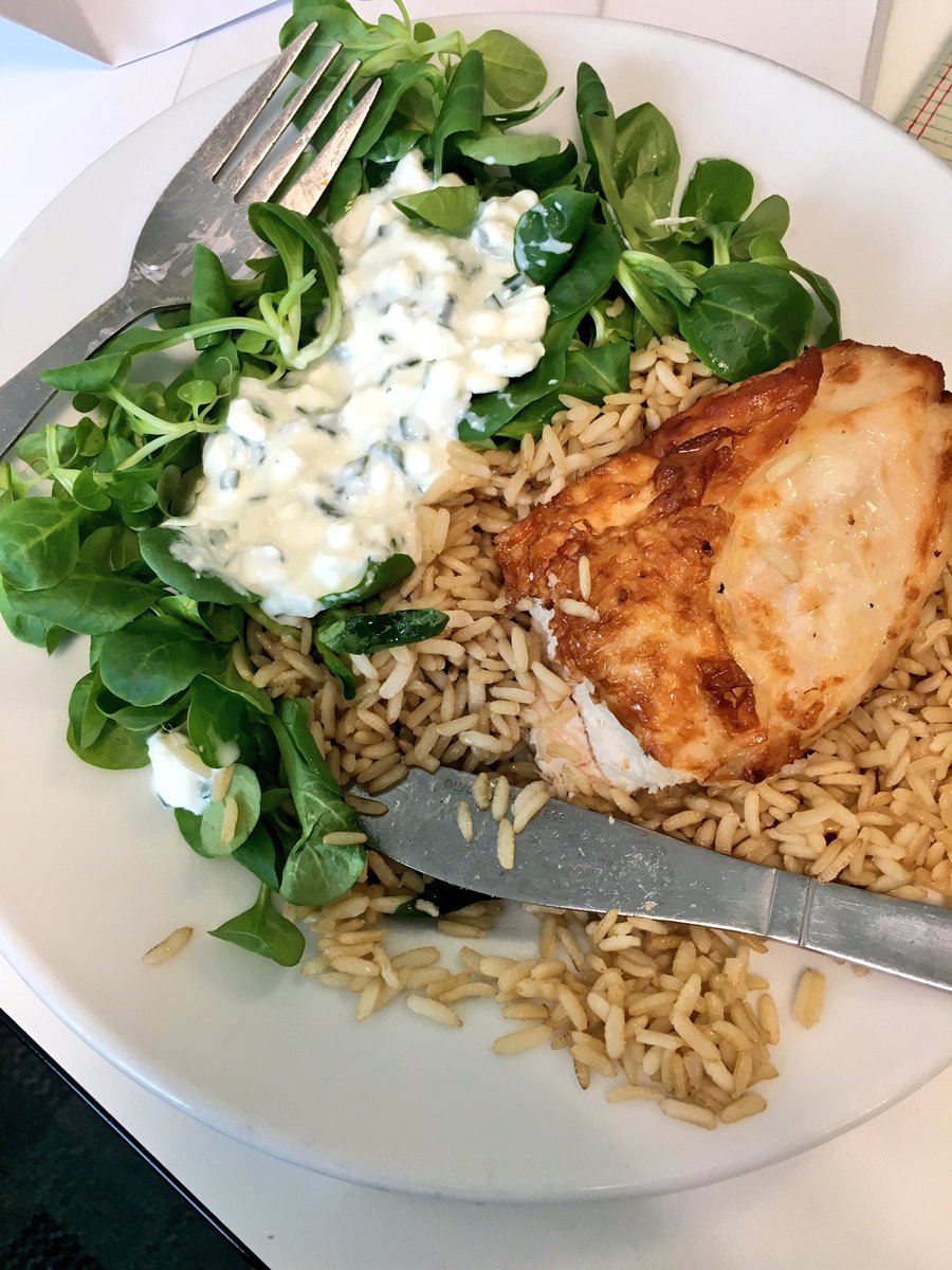 PippaBurtonPT's tweet photo. Good healthy lunch to start the week, brown rice, chicken, lettuce and cottage cheese #fuel #workoutprep #yummy https://t.co/Sun6VApiTU