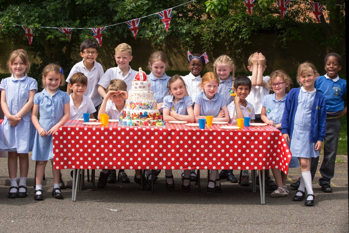 Read all about our #CakeForTheQueen competition winners and entries here: lovebritishfood.co.uk/british-food-f…