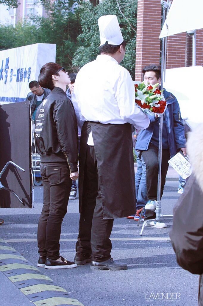 CoNjUQOWIAYLHak.jpg:large