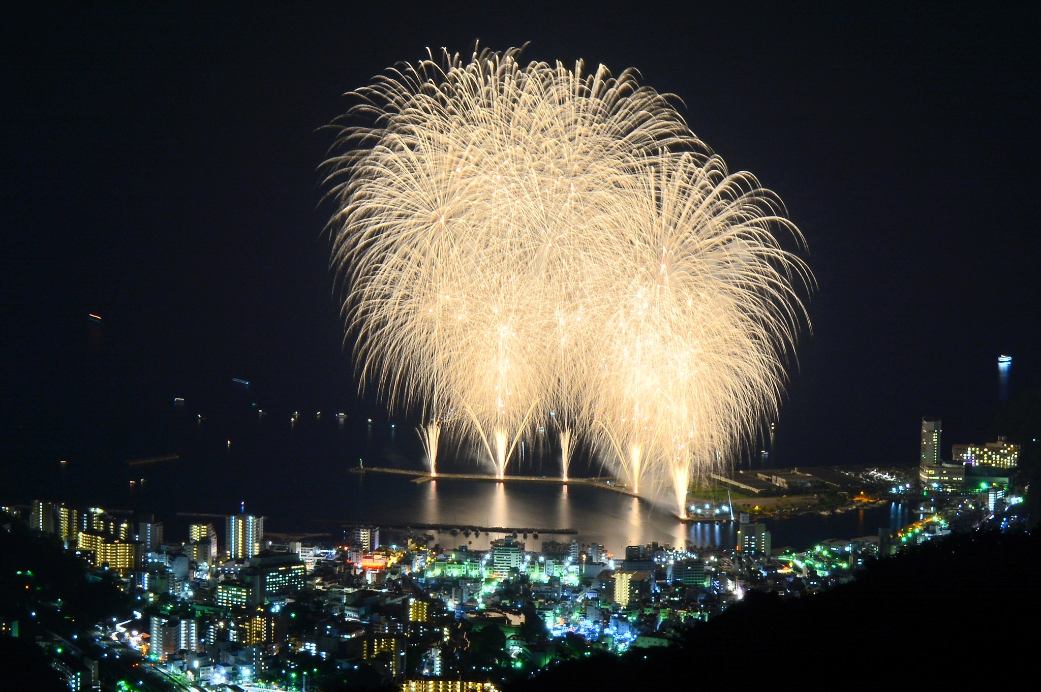 ハーロック ネオ 7 24撮影 熱海海上花火大会にて 夏の熱海の花火は駐車場に停めるのに苦労するので今回は伊豆スカイラインの滝知山駐車場より撮影 今回の花火は煙が捌けず残念だが内容は私が見た熱海史上最高でした V デジスタ大玉入りです ハーロック ネオ 7 24撮影 熱海海上花火大会にて 夏の熱海の花火は駐車場に停めるのに苦労するので今回は伊豆スカイラインの滝知山駐車場より撮影 今回の花火は煙が捌けず残念だが内容は私が見た熱海史上最高でした V デジスタ大玉入りです