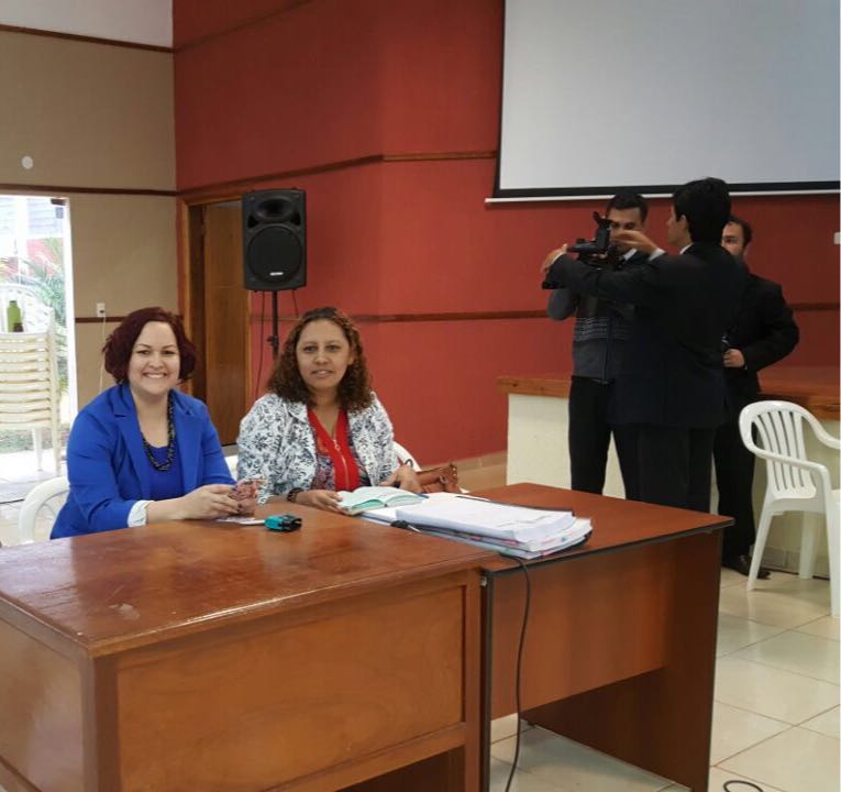 Observadorxs's tweet photo. Hoy,juicio a la adolescente del caso #Curuguaty.Las abogadas fueron puntuales.Sin rastros del Tribunal a las 8AM. https://t.co/hi20RRGllt