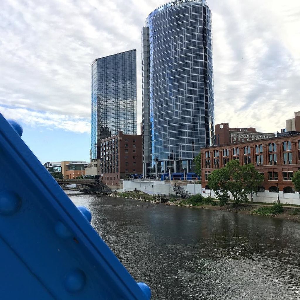 yeahTHATgr's tweet photo. Good Morning Grand Rapids! Photo credit: @susan_wagener #amwaygrand #experiencegr #grandra… https://t.co/ZU5rwgBIbo https://t.co/oFK2DbVzcZ