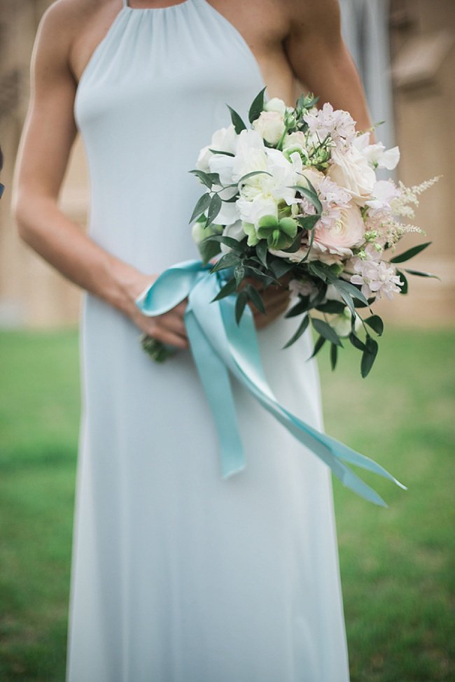 This bridesmaid gown and bouquet pairing have our hearts working overtime! <a href="/Annerhettphoto/">ajr22</a> bit.ly/2aopp5o