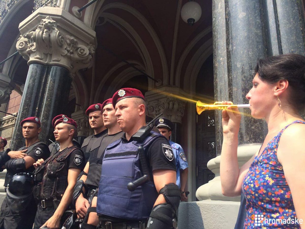 Майдан сегодня. Скакать перестали, начали дудеть