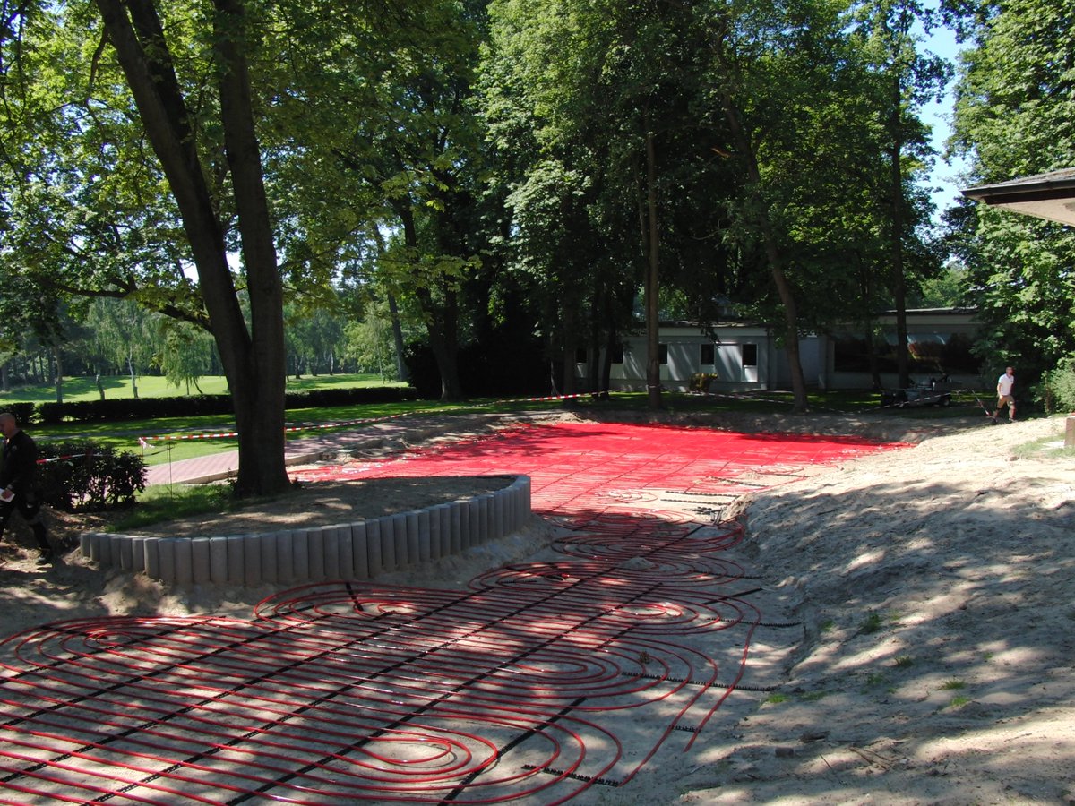 REHAU_GT's tweet photo. Vom Stadion aufs Grün: Renommierter Golf-Club Berlin-Wannsee setzt REHAU Rasenheizung ein. https://t.co/VxC1hf7G92 https://t.co/SNC7JnOnSC