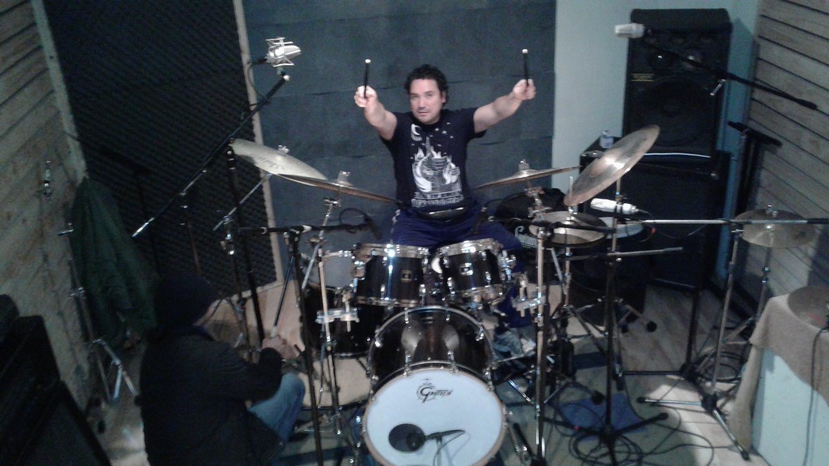 VIL_HardRock's tweet image. Sabado grabando baterias para lo nuevo de VIL!