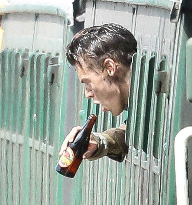 thestylesfandom's tweet photo. Harry on the set of Dunkirk today. #2 https://t.co/iM0H9LIy4r