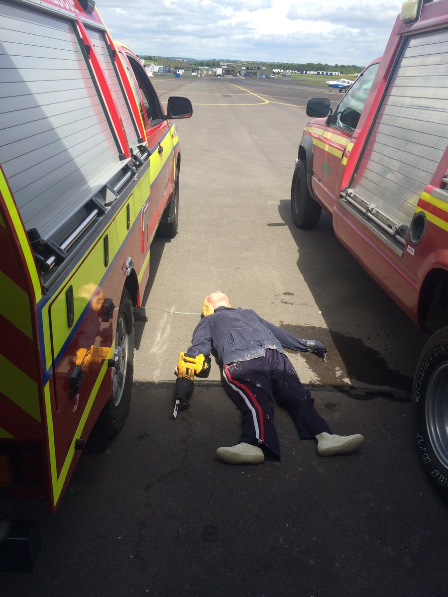 thruxton_fire's tweet photo. Enjoying the sun this afternoon with a bit of first aid training. #teamthruxton #999south https://t.co/W1GyXRumHN