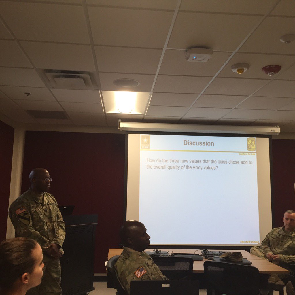 VicMag16's tweet photo. CPT Brown teaching us about Brainstorming! #isteachingtips #cohortromeo https://t.co/NEY87pri4x