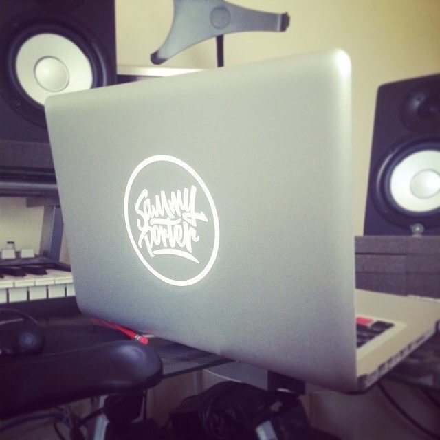 MarcusJordan3's tweet photo. My pals laptop got stolen today from his car !! Any info please contact @iamsammyporter ASAP #rewardgiven https://t.co/E7snn30Bb3