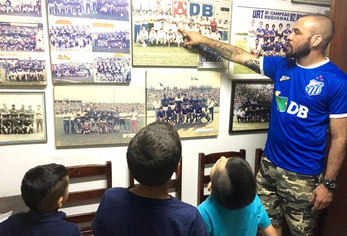 Combate (@combate) on Twitter photo De férias em MG, <a href="/igoraraujojj/">Igor Araujo</a> lembra dias de torcedor ao visitar clube do coração. glo.bo/2aFZxhp De férias em MG, <a href="/igoraraujojj/">Igor Araujo</a> lembra dias de torcedor ao visitar clube do coração. glo.bo/2aFZxhp