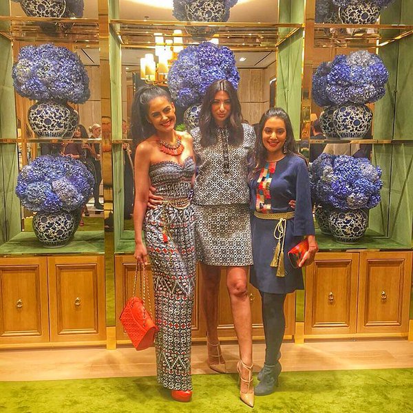 IAmTamaraES's tweet photo. ¡Hola, bellezas!  ❤️😍
@shereenmitwalli @iamtamaraofficial 💃🏻👠👒🎒
#ToryBurchCityWalk... https://t.co/Qfoyw59xdm