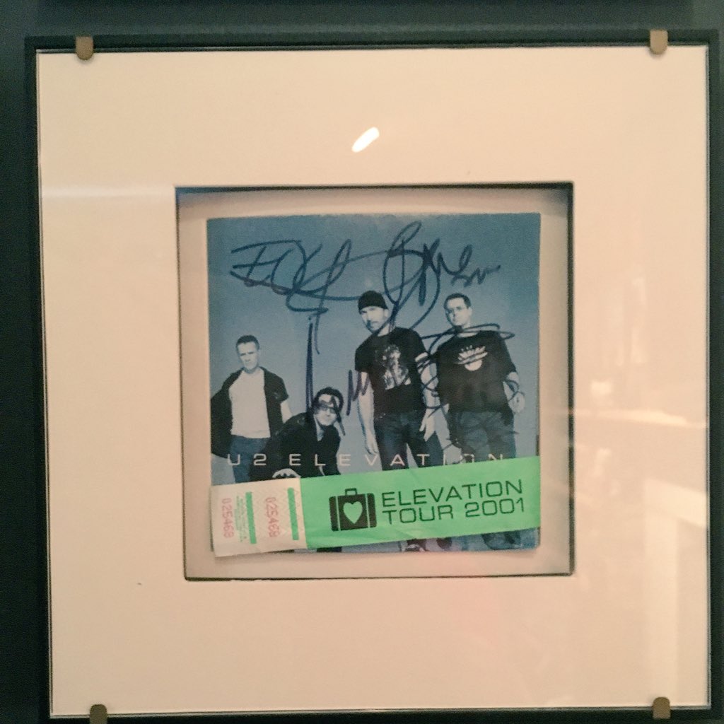 LanceASchart's tweet photo. .@harrykantas @brodermadsen @u2wanderer @Ivanobe Blue image & autographs @U2 #U2game https://t.co/V05BT71sgN
