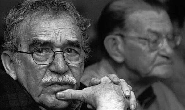 الروائي الكولومبي غابرييل ماركيز أصيب بالزهايمر
وعندما جلس بجانبه صديقه

قال له : أنا لا أعرفك ولكن أعرف إني أحبك!