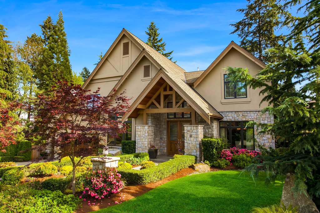 @StevenSmithHome Love the roof line on this home! SDS construction at its best! #realestate #luxury #westbellevue