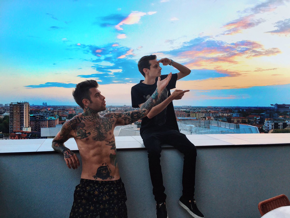 Fedez's tweet photo. Stiamo ammirando la vastità del cazzo che ce ne frega https://t.co/TfbMgJSKDJ