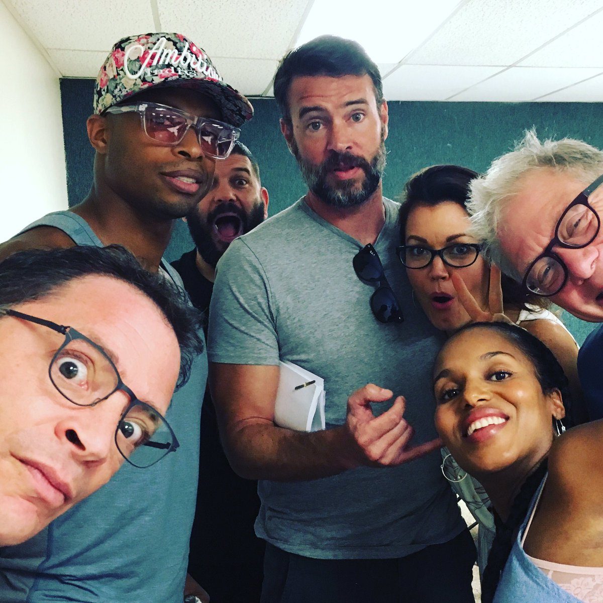 KatieQLowes's tweet photo. #scandal family!!! ❤️❤️❤️❤️
#S6 https://t.co/IdapD70Cad