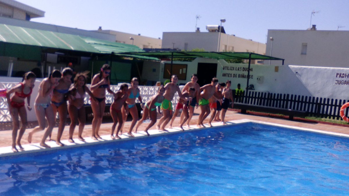 campusunset's tweet photo. Los chicos de #SunsetCampus #Paterna no paran de hacer actividades en la piscina. Se refrescan, aprenden y conviven. https://t.co/pqOQJKx57c