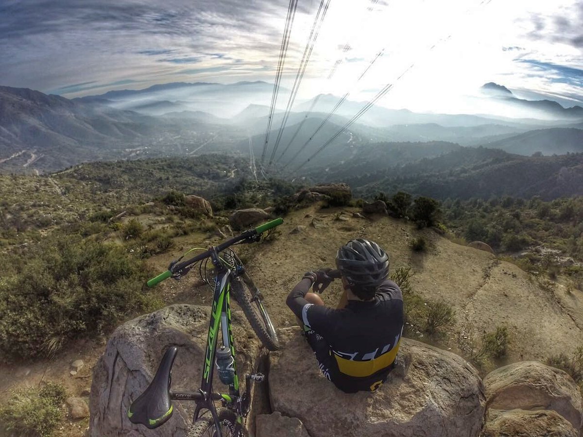 ___Dj_Axel___'s tweet photo. Disfrutando de la vista que entrega el #mtb #tiltil #cuestaladormida #gopro #scott #scale #chile #xc #xco #rungue https://t.co/2CEbFIC0NC
