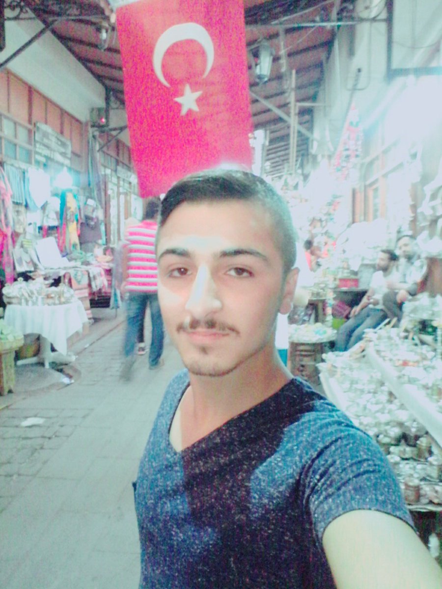 Bɑyrɑklɑrı bɑyrɑk yɑpɑn, üstündeki kɑndır, Toprɑk, eğer uğrundɑ ölen vɑrsɑ, vɑtɑndır.