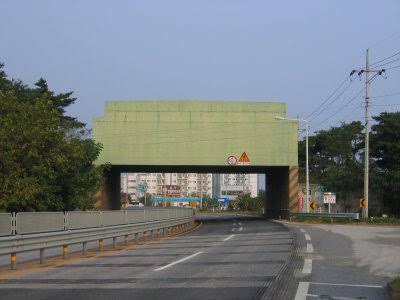 Army 韓国の北緯38度線の近くにある道路では有事の際に対戦車障害物に成る物 が存在する 爆薬をコンクリートの塊の下において爆破し即席で障害物に変わる