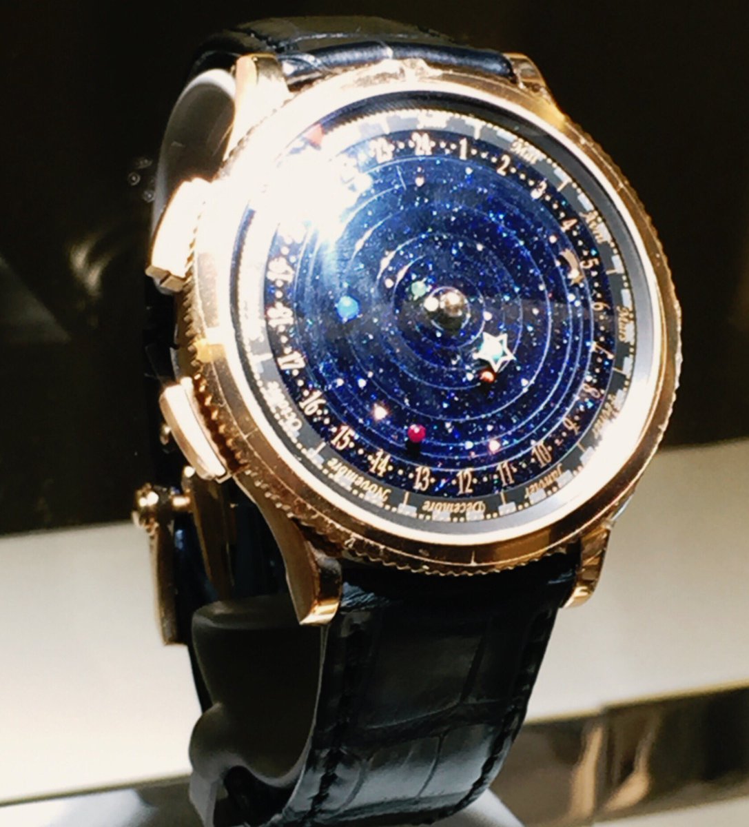 青山郁代 Ikuyo Aoyama 街で出逢った Vancleef Arpels の宇宙時計が素敵すぎます 腕に太陽系の惑星を収められるなんて 腕の上で宇宙が回るなんて 一番外側の土星は文字盤を一周回るのに29年 女心を鷲掴みにする まさかのメンズ時計でした