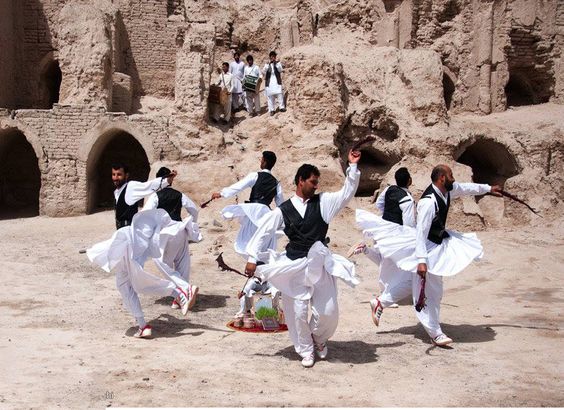Irangreetsyou's tweet photo. sword dance
Sistan &amp; Balucjestan - Iran 
#ReachfortheUnknown #TraveltoIran
#Dancing https://t.co/ChjvVkzEQE