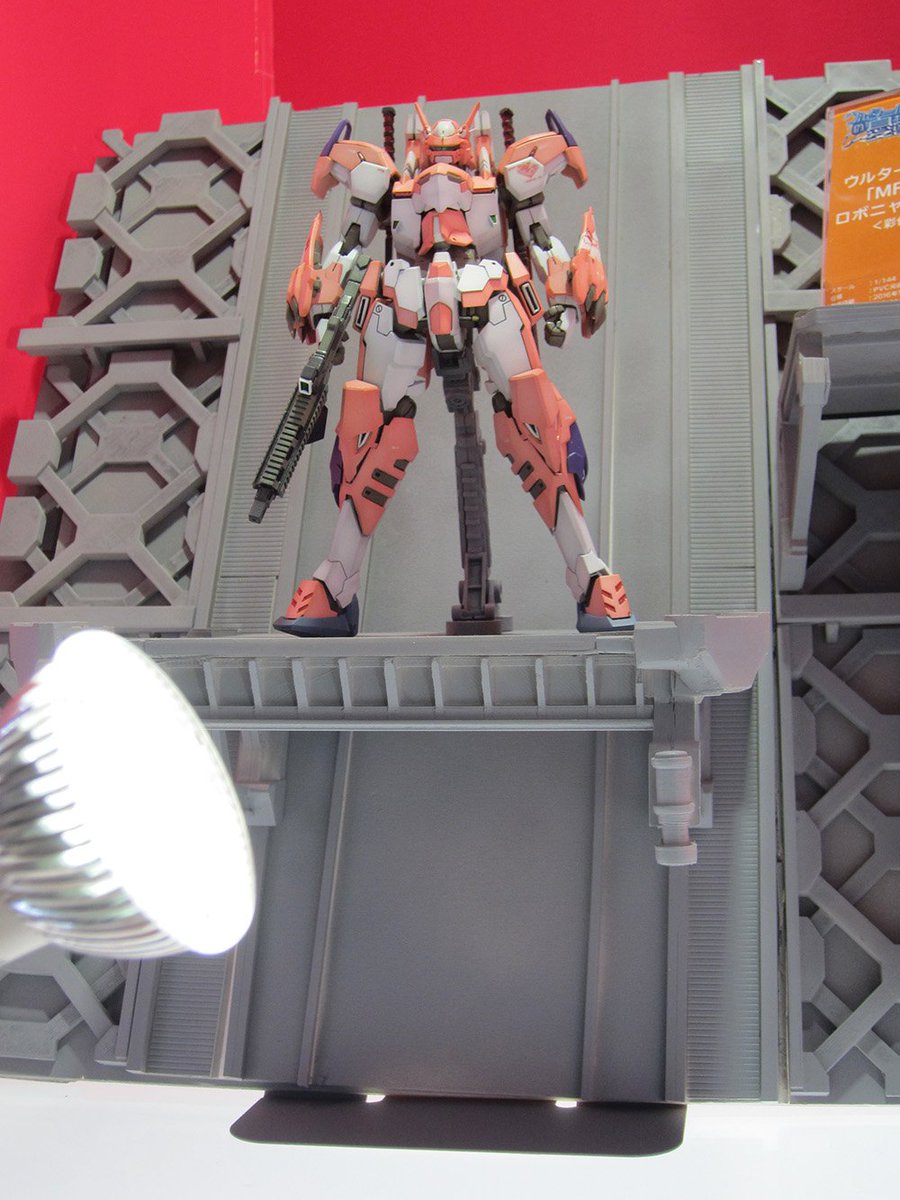 neconowakusei's tweet photo. ワンフェスの個人的新作はロボニャー���展示台！最近台座ばかり作ってるような気が。作業の８割くらいは3Dプリンタ様がもりもりもり作ってくれましたよ https://t.co/klhJljZD6k