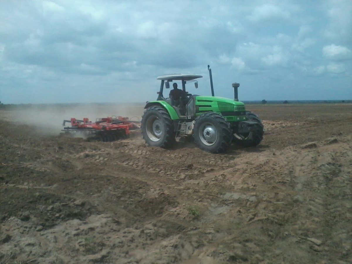 Opagya's tweet photo. Deutz Fahr Agrotrac 130 in action. https://t.co/npDZQEcaTx