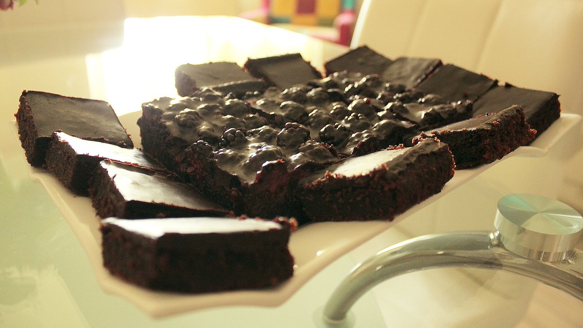 GlutenaBez's tweet photo. Kupine i cokolada u neodoljivom kolacu!
#glutenfree #gfcake #chocolate #blackberries #homemade https://t.co/dX5fnycQzs