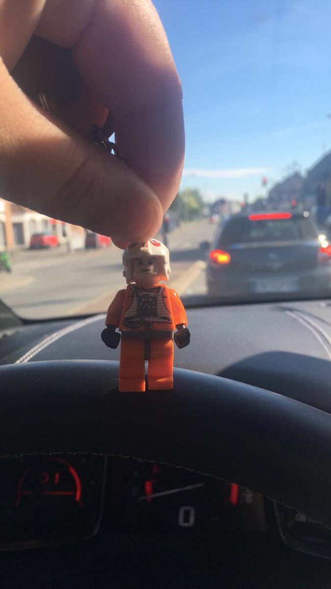 VirginiePoc's tweet photo. Salut @Ludovikr ! Je suis désolé mais je ne veux pas rentrer à Cergy j'aime trop Lille. Ton padawan 😙 https://t.co/PAYyYvJEmI